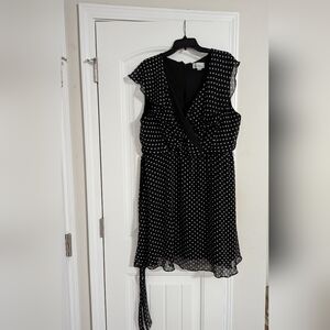 Women's Black Polka Dot Ruffled V Line Short Sleeve Dress